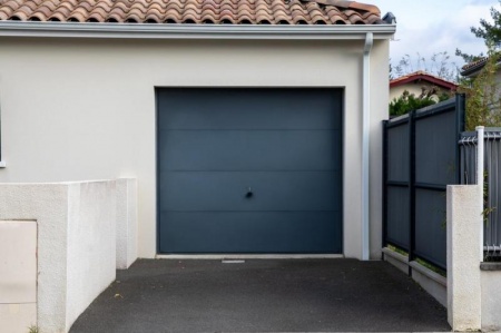 Isolation et &eacute;tanch&eacute;it&eacute;, deux crit&egrave;res &agrave; v&eacute;rifier pour une porte de garage &agrave; Ann&oelig;ullin